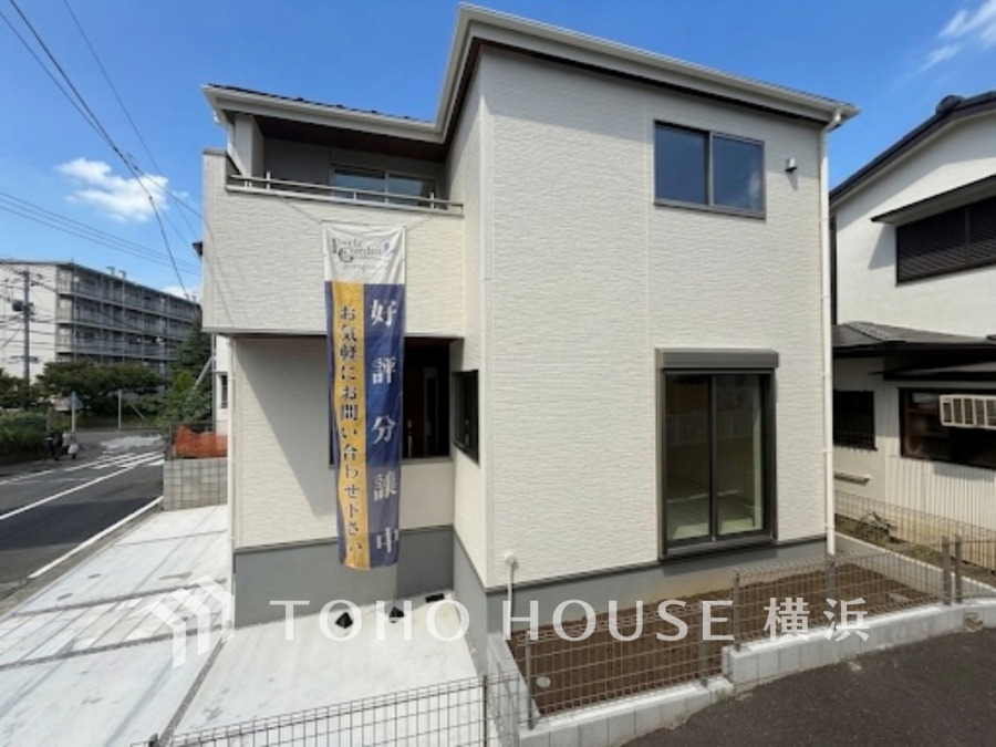 閑静な街並みに調和する落ち着いた外観。ふりそそぐ陽射しと青空を背景に美しさを醸す佇まい。
