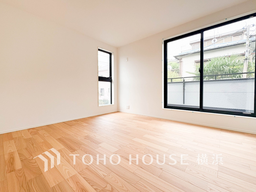 ひとりの時間をゆったり過ごしたり、静かな環境で趣味に打ち込んだり、自分時間を快適に過ごすプライベートルーム。大きな窓で彩られた空間は、心地よい風と伸びやかな眺めを愉しむ特等席に。