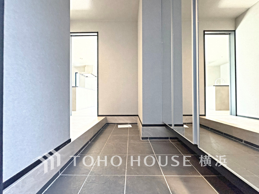 お客様をお迎えする玄関は落ち着いた雰囲気。帰り着くたびに洗練されたテイストの空間に迎えられ誇りと喜びを感じる玄関まわりです。