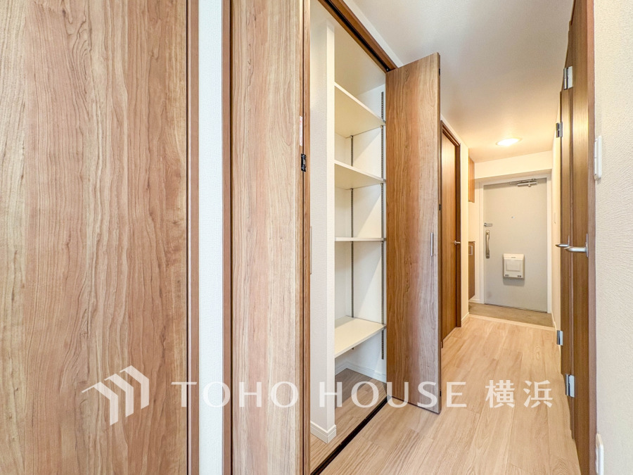 玄関から続く廊下に大容量の収納棚を設置。すっきり整頓できる便利なスペースです。