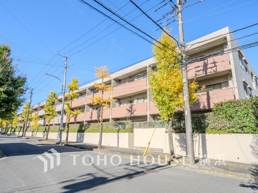 藤が丘駅徒歩7分の閑静な住宅街に佇む上質なマンション。専用庭付きの1階のお住まいです。