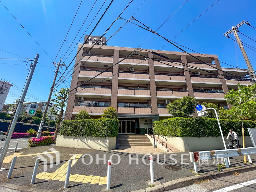 穏やかな風と陽光を導き、プライバシーに配慮された設計プランを採用し、居住性を一段と心地よいものにしています。周辺環境とのコラボレーションにより明るく開放的な空間を演出。