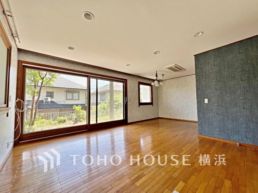 広々としたリビングダイニングは、シックでモダンな内装。落ち着いた雰囲気に包まれて、伸びやかな空間の中で、ゆったりと家族団らんのひとときを過ごせます。