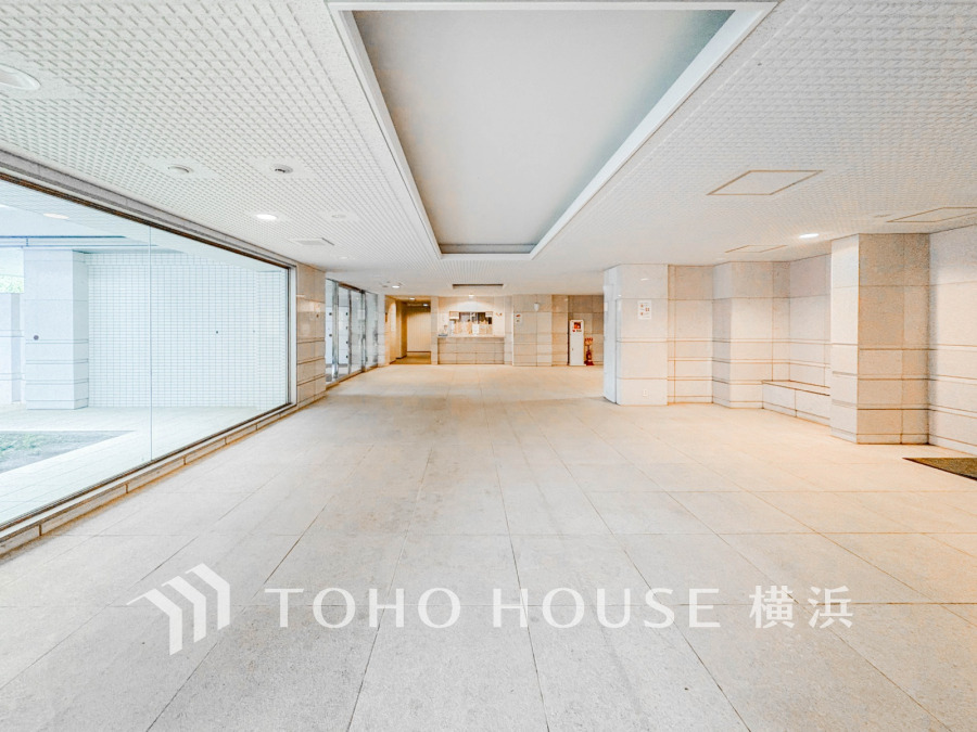 広々としたエントランスホールは明るく清潔感あふれる空間で、来訪者を温かく迎えます。