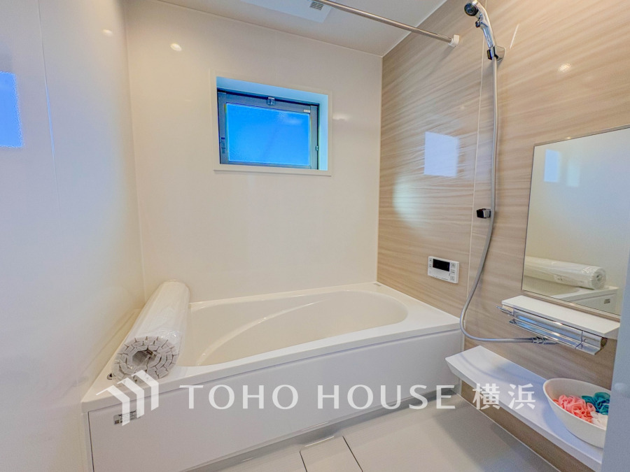 清潔感あふれる浴室は、窓から自然光が入り、ゆったりとしたバスタイムを演出します。