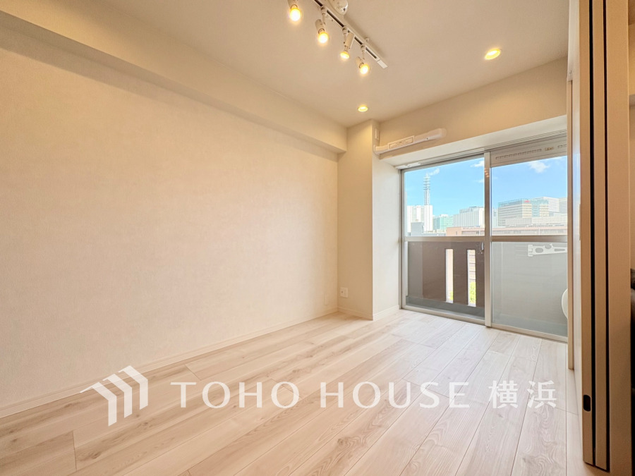 窓からたっぷりと陽光が注がれる明るい空間。家族の成長に対応できる永住仕様の間取り。時を忘れて過ごす場所として過ごせるお部屋。