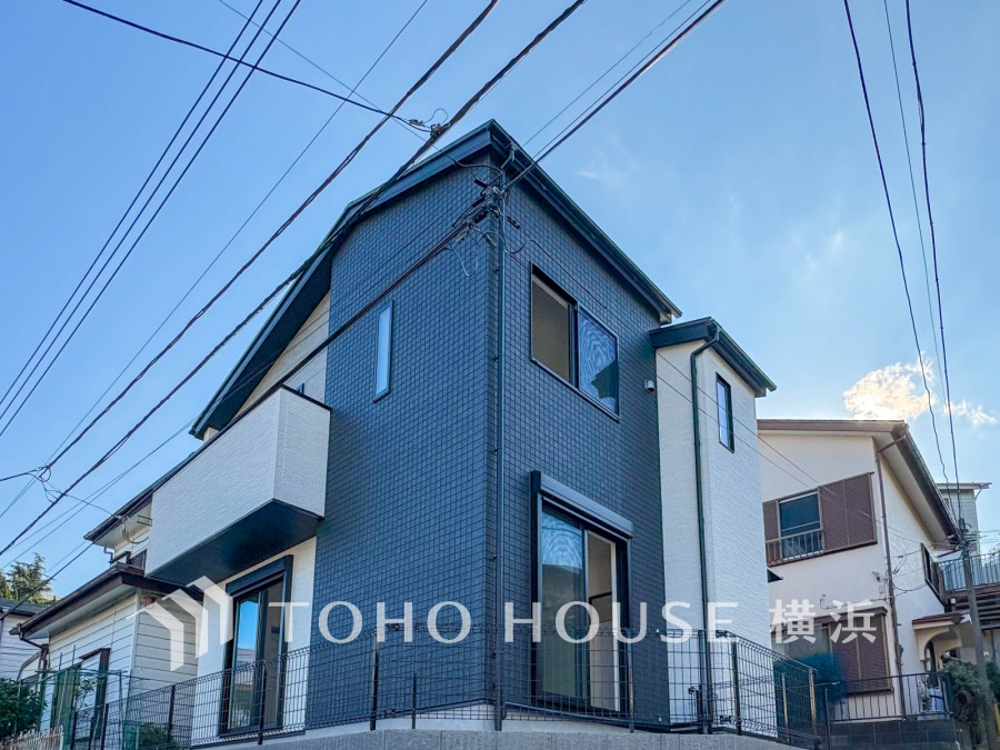 モノトーンの外観がスタイリッシュな新築一戸建て。明るく開放的な住空間が魅力のお住まいです。