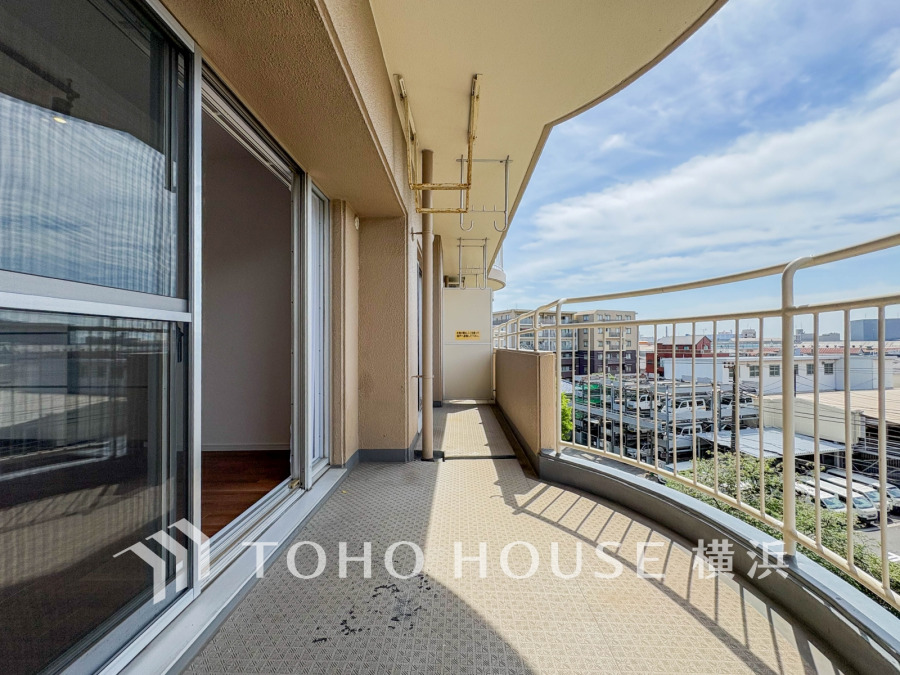 広いバルコニーは、暮らしの中での光と風を演出してくれています。見事なまでの開放的な空間をお楽しみください。