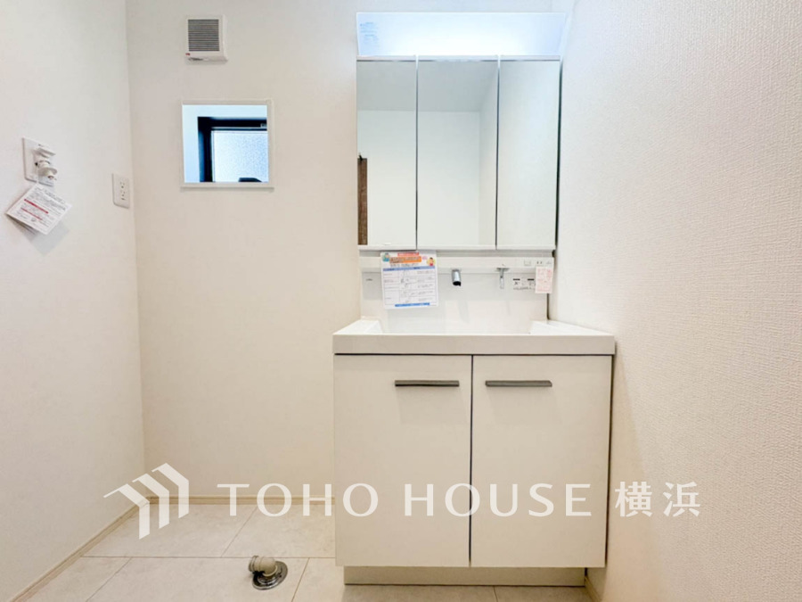 洗面台には三面鏡を採用。身だしなみを整えやすい事はもちろんですが、鏡の後ろに収納スペースを設ける事により、散らかりやすい洗面スペースをすっきりさせる事が出来るのも嬉しいですね。