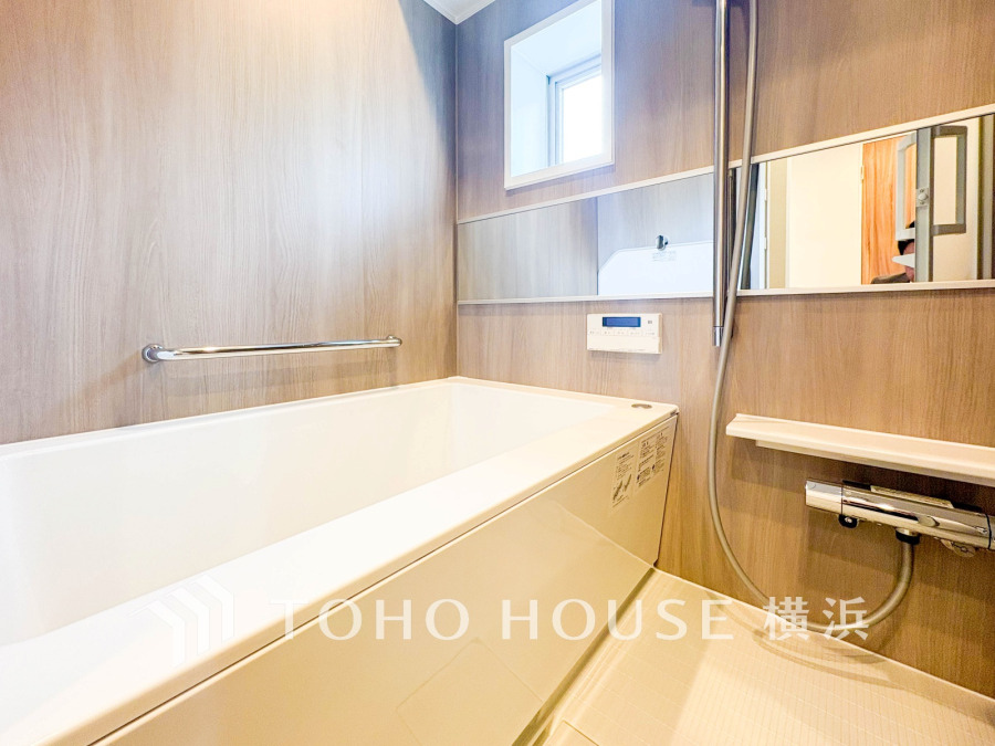 上質が感じられるカラーリングで、清潔な空間美を実現。一日の疲れが癒される優雅なバスタイムを堪能できるゆとりあるバスルームです。