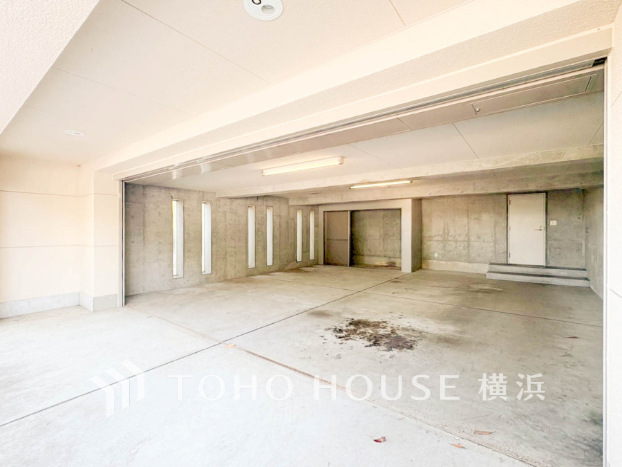 広々としたコンクリート仕上げのガレージは、3台駐車可能。大切なお車を雨風から守り、収納や作業スペースとしても活用できます。