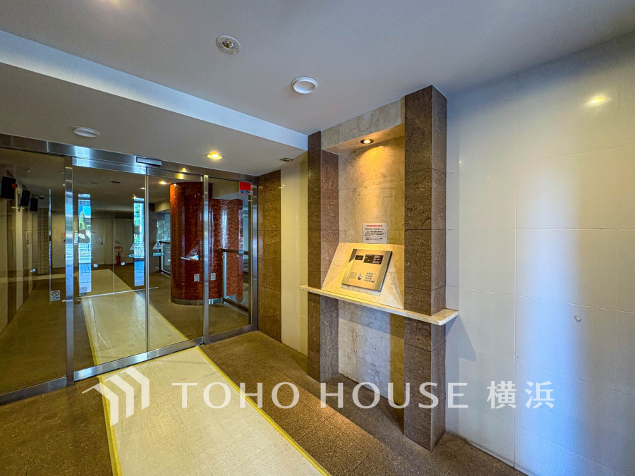 安心のオートロック付きエントランス。清潔感ある空間で住まいの安全と快適さを守ります。