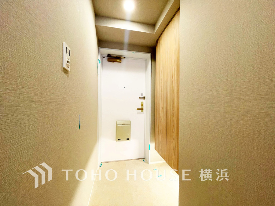 豊かなプライベートタイムへ誘うモダンテイストな玄関。デザインや素材が美しい調和を奏でている空間です。お客様をお迎えする玄関は落ち着いた雰囲気です。