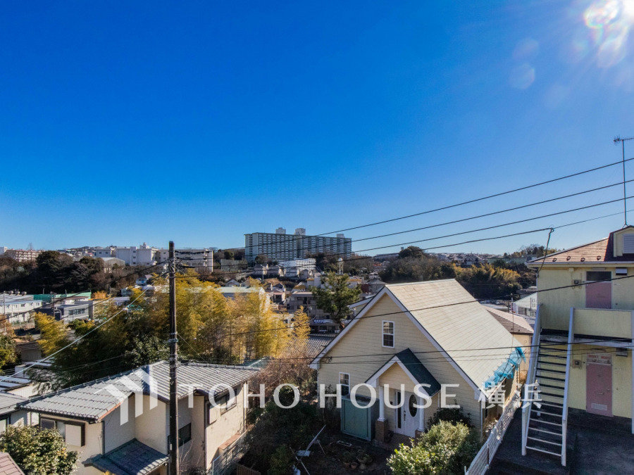 澄み渡る青空と緑豊かな住宅街が広がる、静かで落ち着いた住環境の眺望です。【2026年1月撮影】