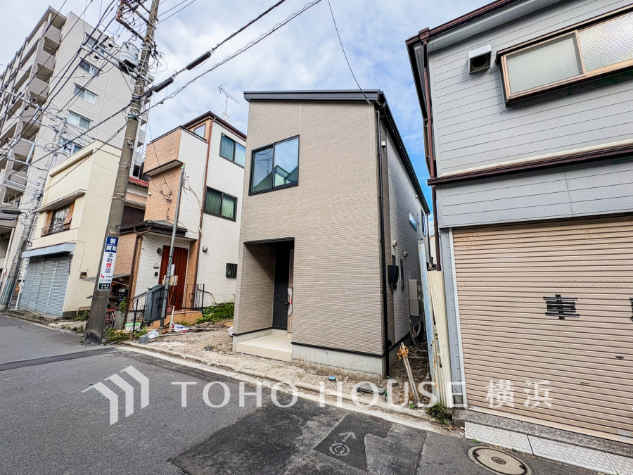 堂々たる趣ながら、主張し過ぎずどこか余裕を感じさせるシャープなフォルムで佇む邸宅は、晴天の空と照らし合わせる事で、本来あるべき完成形の姿を見せてくれます。