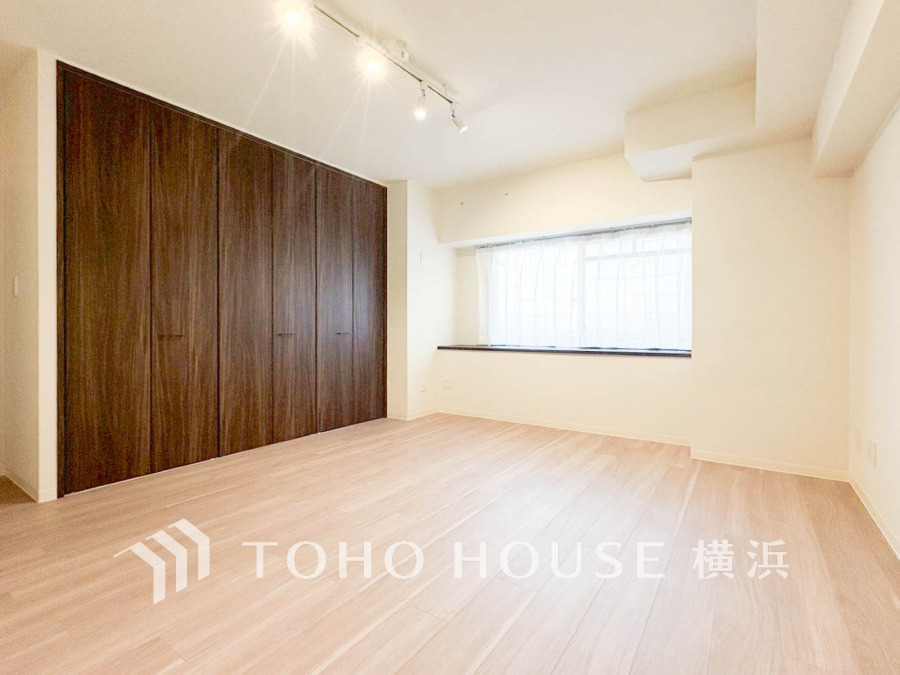 過ぎ行く時間をゆったりと感じることができる落ちついたプライベートルーム。リビングで楽しく過ごした後はゆっくり寛ぎの時間を満喫できます。静かな環境でリラックスタイムを愉しんで。