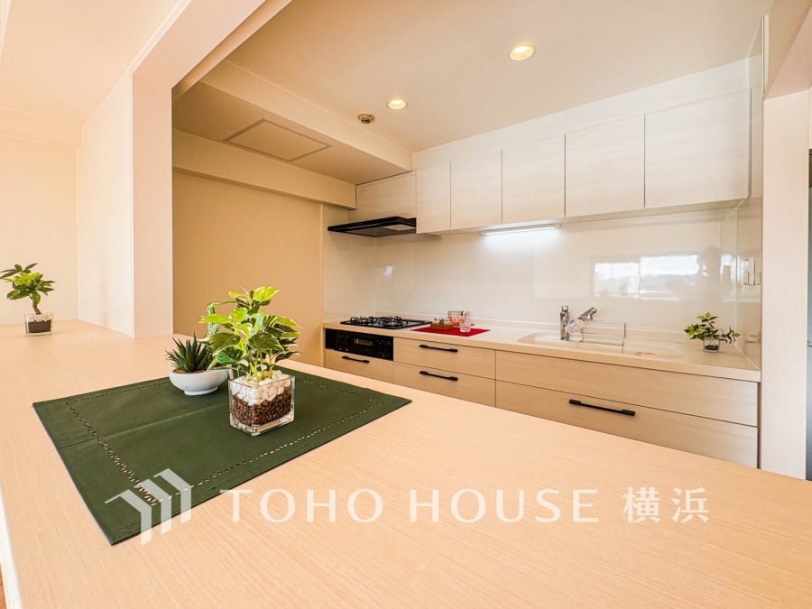 明るく清潔感のある対面キッチン。収納豊富で使いやすく、家族との会話も楽しめる快適な空間です。