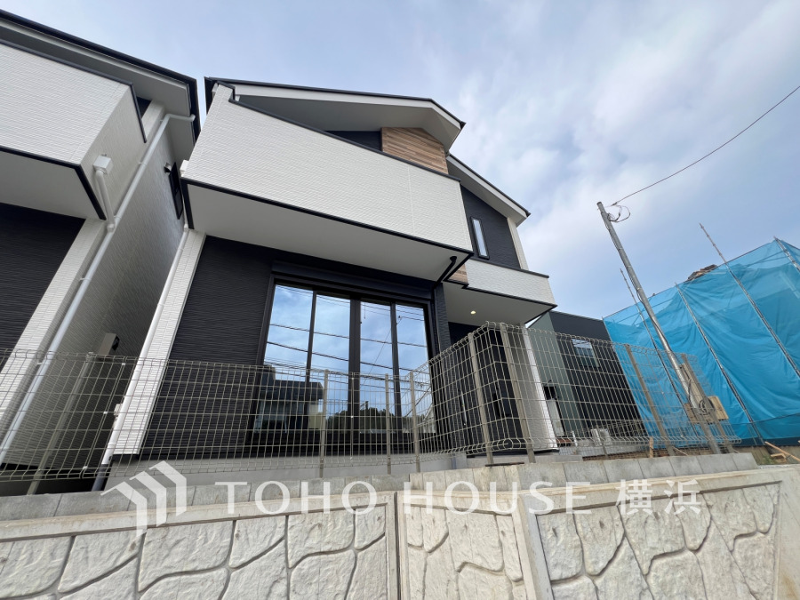 時代の流れに惑わされないシックなカラートーンで街並みに溶け込む外観は、主張し過ぎず、また平凡になり過ぎず絶妙なコントラストで輝きを放ちます。