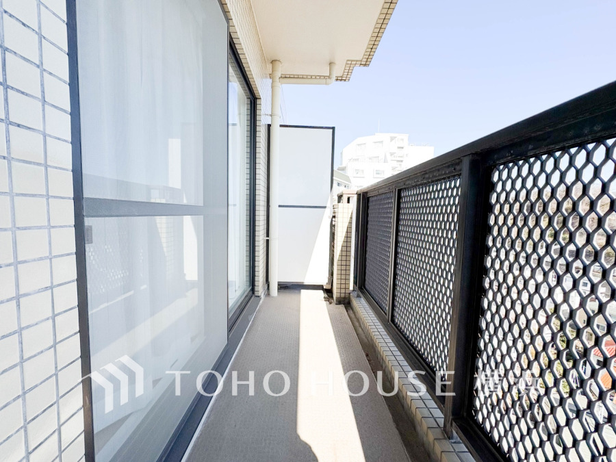 南東向きの明るいバルコニー。開放感のある景色が広がります。
