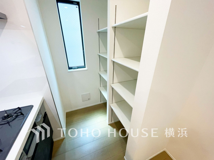 キッチンには嬉しいパントリー付き。住まいの快適性を左右する収納は欲しい場所に使い勝手のよい収納を確保しています。
