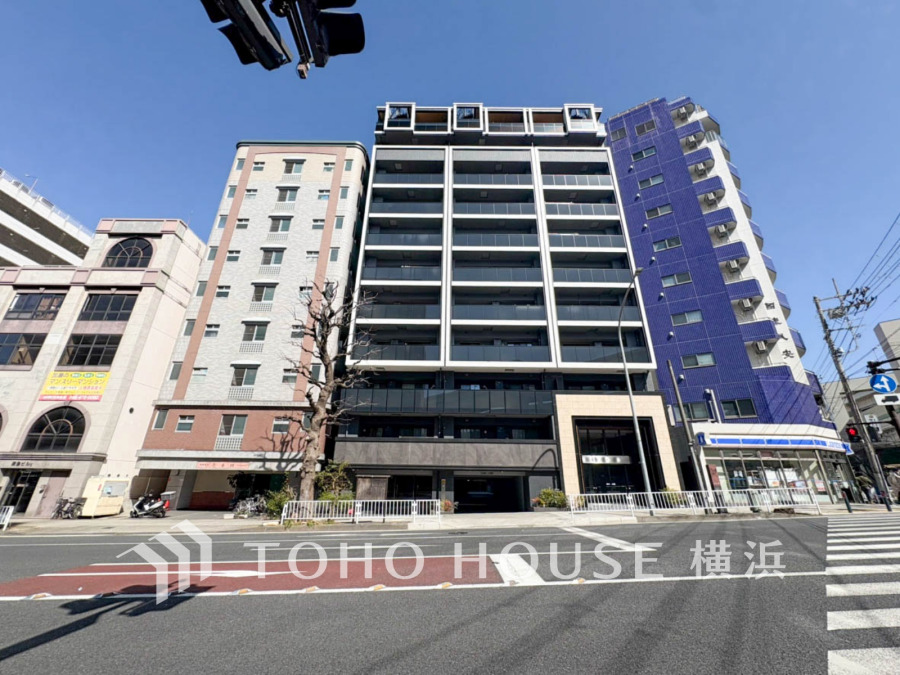 駅近の利便性が高い立地に建つ、スタイリッシュなデザインの分譲マンションです。周辺に生活施設も充実。