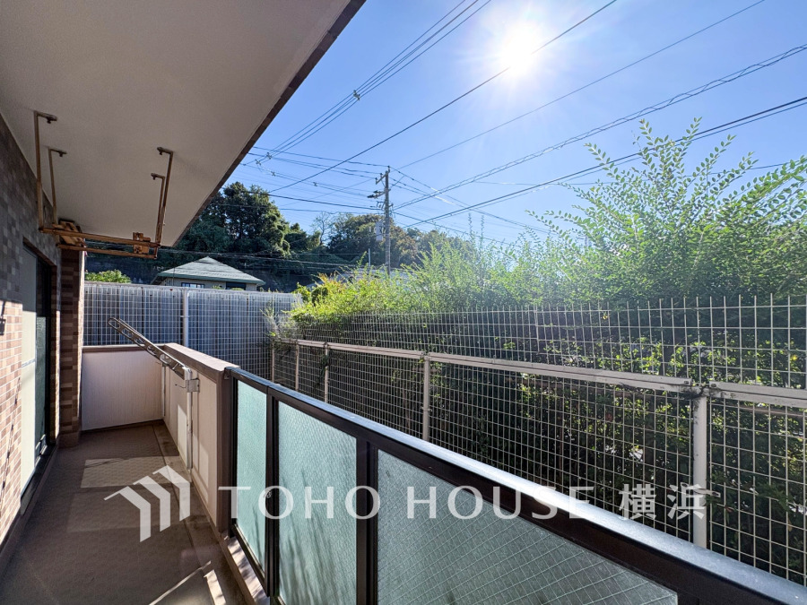 季節感を演出する多彩な樹木と豊かな彩りが重なり、四季折々の変化を楽しめる心地よい場所となることでしょう。時間の経過と共に味わいが出る素敵な空間へ。