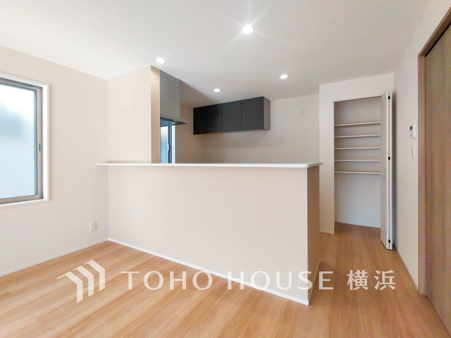 スタイリッシュな対面キッチン。収納豊富なパントリー付きで、家事効率を高める設計です。