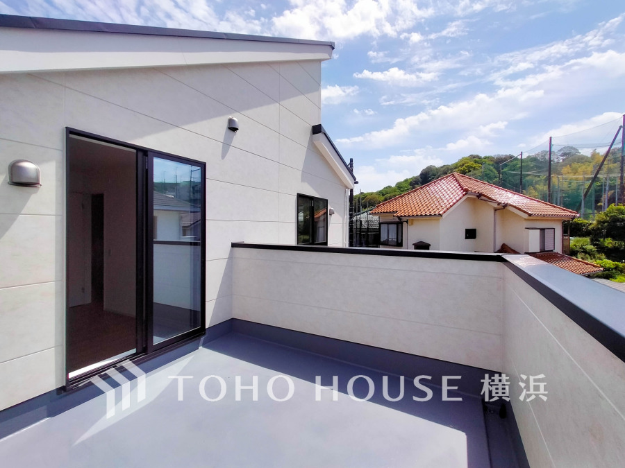 開放感あふれる広々バルコニーは爽やかな風と陽光を感じる寛ぎの空間です。