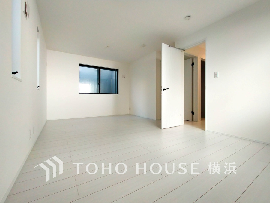 清潔感あふれる白を基調とした広々とした居室は、自由なレイアウトで快適な生活空間を実現します。