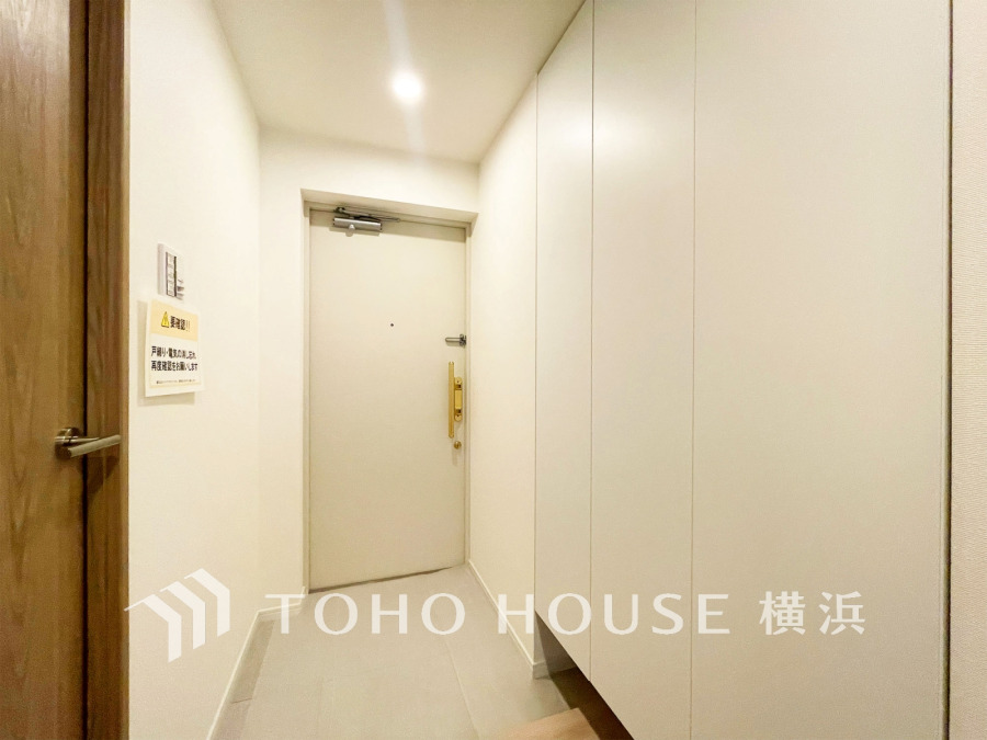 白を基調とした清潔感あふれる玄関。大容量のシューズボックスで収納も充実しています。
