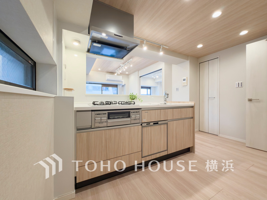 新規交換された清潔感溢れるシステムキッチンは便利な食洗機付き。