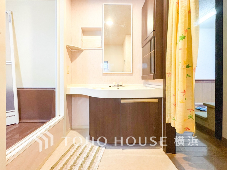 使いやすい機能が備えられた清潔感溢れる洗面空間。収納も充実しています。
