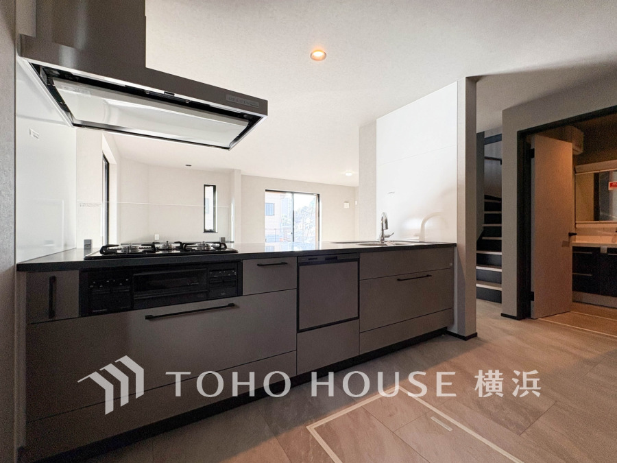 スタイリッシュな対面キッチンは開放感があり、家族との会話を楽しみながら調理ができる快適な空間です。