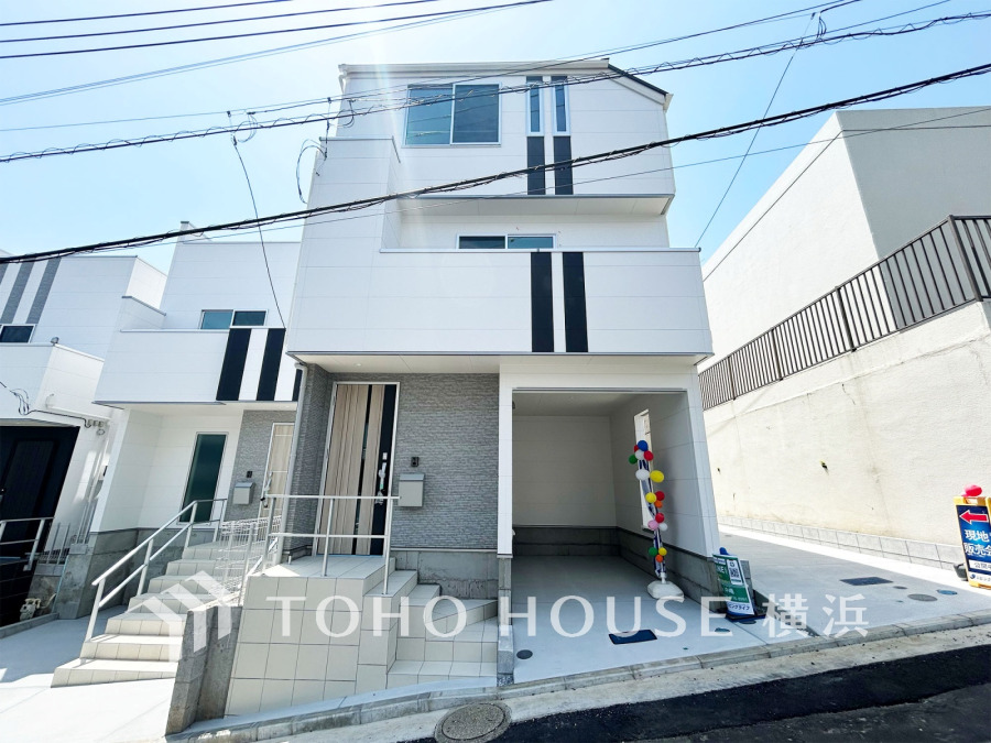 風を感じ青い空から太陽の恵みを感じる温もり溢れる佇まい。住む人を映し出す洗練された佇まいは、いつまでも輝き続けながらいつしか街の風景に溶け込んでいきます。