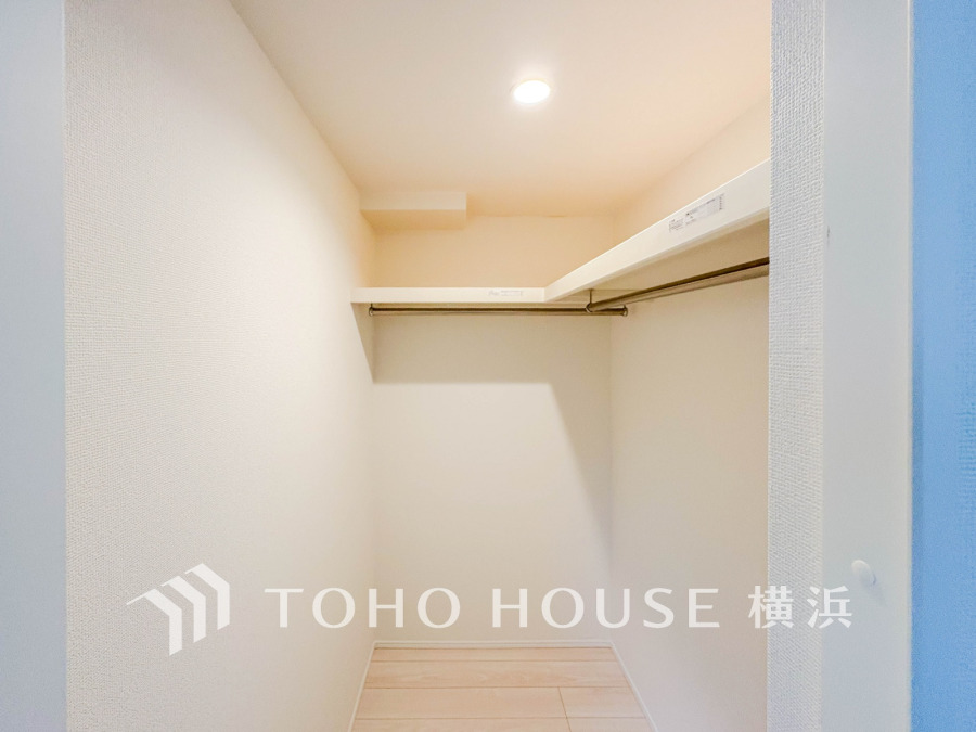 ウォークインクローゼットを完備。お子様のおもちゃやゴルフバックなど、大きなお荷物をお持ちの方や、季節物の家電製品やキャリーバック、お荷物が多い方でも安心のスペースです。