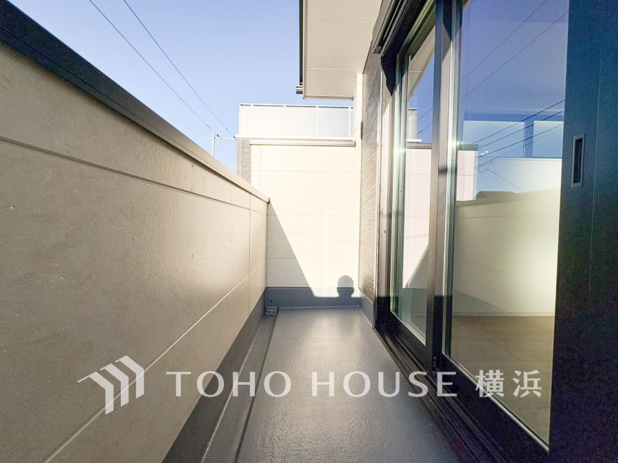 陽当たり良好なバルコニーは、洗濯物干しやちょっとしたくつろぎのスペースに最適です。