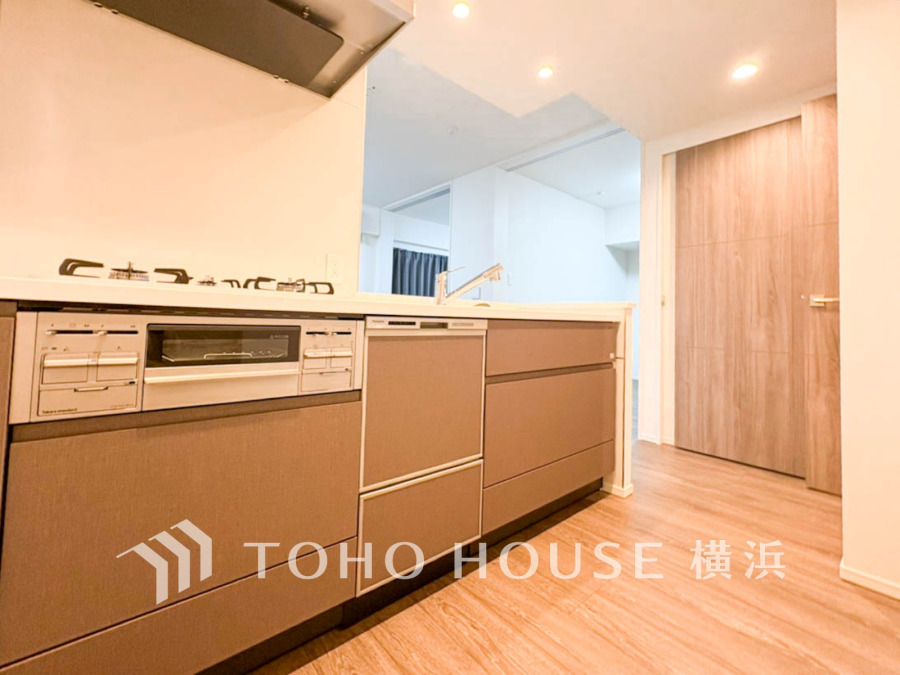 ご家族みんなで調理ができる位のスペースを実現したキッチン空間となっております。みんなで作った料理を召し上がりながらの会話は、どのような物になるのでしょうか。