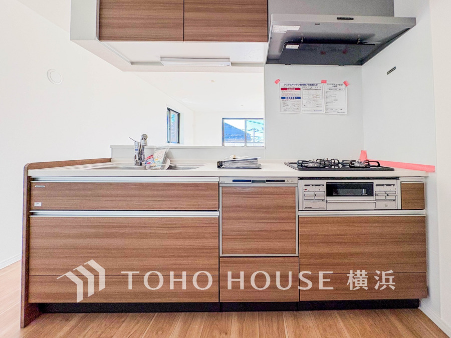 使い勝手の良い設備のキッチンで効率よくお料理もできます。食する料理に家族が舌鼓を打ち自然と笑いが絶えない空気感がそこに広がります。自慢の腕をふるってください。