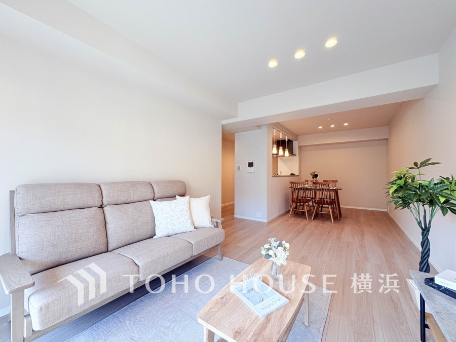 広々としたリビングダイニングは、シックでモダンな内装。落ち着いた雰囲気に包まれて、伸びやかな空間の中で、ゆったりと家族団らんのひとときを過ごせます。