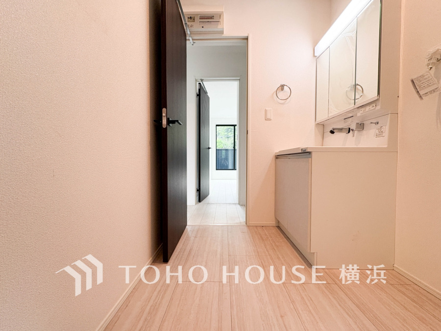 十分な大きさの洗面台は収納もさる事ながら、身だしなみチェックや歯磨きなど、朝の慌ただしい時間でもホテルライクなスペースで余裕とゆとりを感じて頂けます。