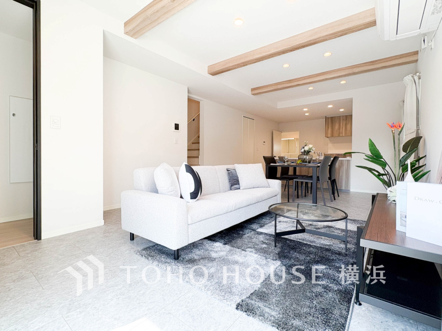 柔らかな光が広がり、デザインされた美しい内装が織り成す家族の集う場所。楽しい会話やさまざまな時が織りなすご家族の時間が丁寧に紡がれていく大切な空間。