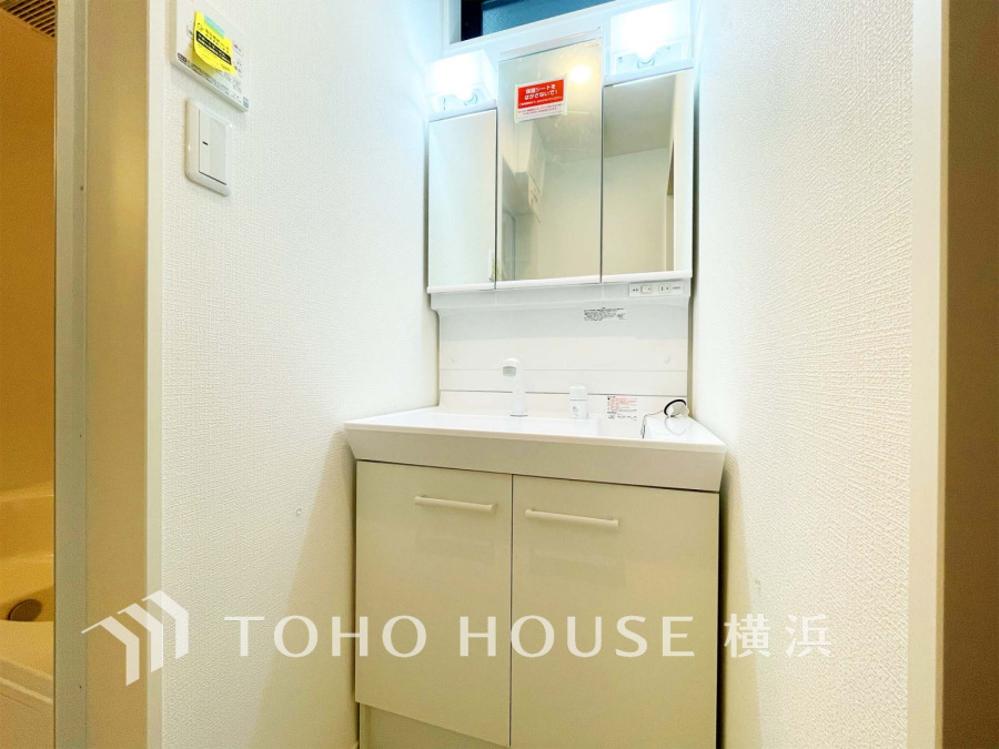 清潔感あふれるホワイト基調の洗面台。鏡裏収納付きで使いやすく、毎日の身支度を快適にサポートします。