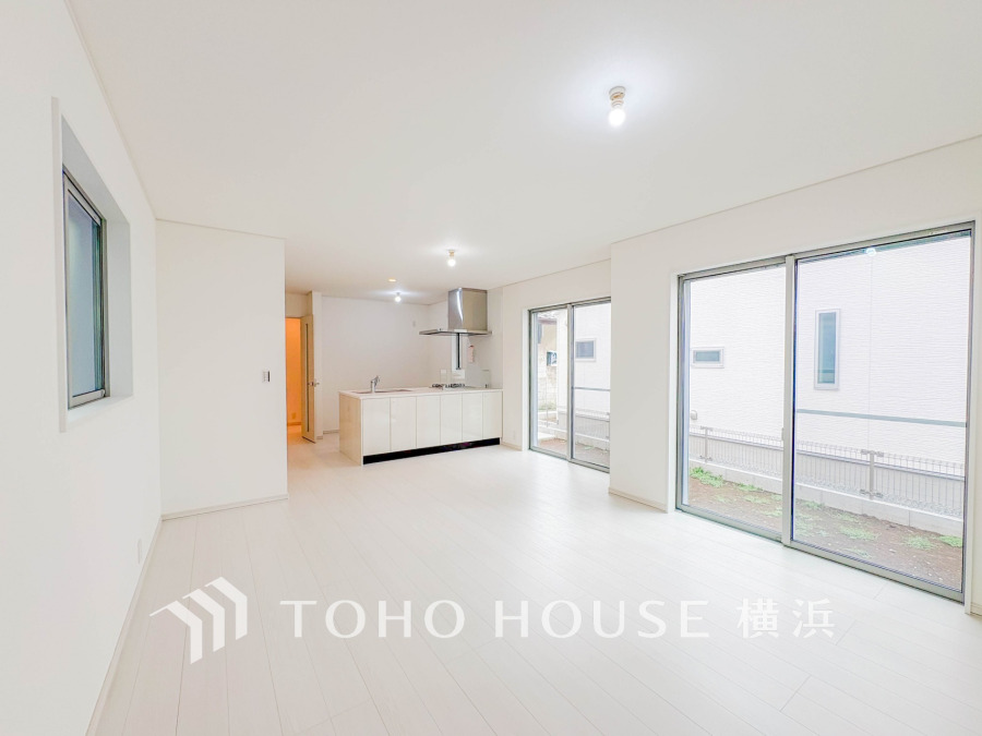 家族みんなが爽やかに健やかに過ごせるように、溢れる光をたっぷり取り込んだリビングダイニング。集いの場、憩いの場としての快適性を求めたやすらぎの空間です。