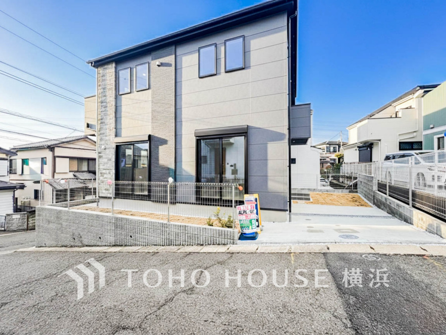 堂々たる趣ながら、主張し過ぎずどこか余裕を感じさせるシャープなフォルムで佇む邸宅は、晴天の空と照らし合わせる事で、本来あるべき完成形の姿を見せてくれます。 