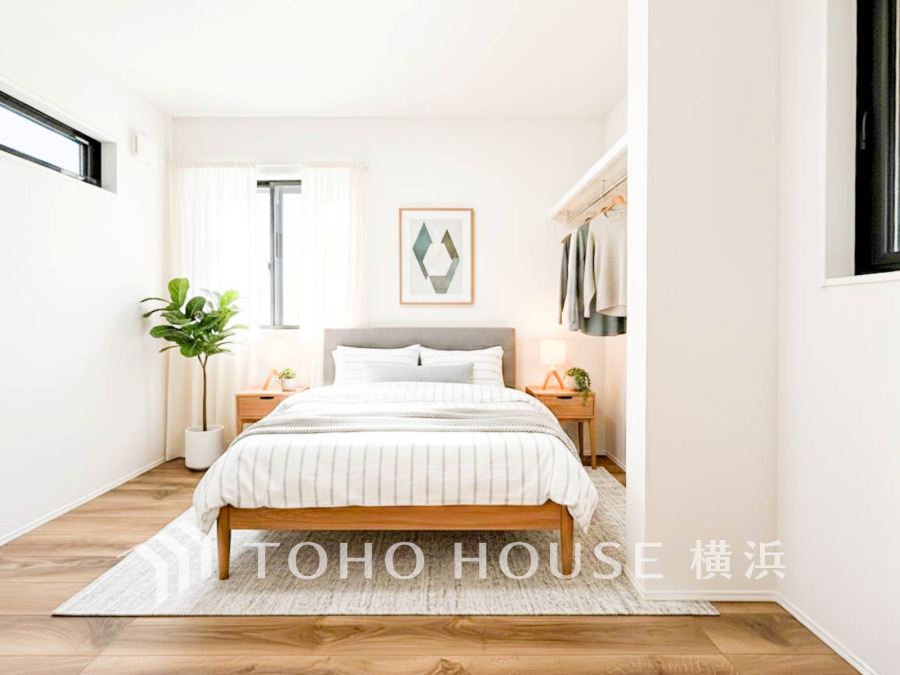 明るい自然光が差し込む、シンプルで落ち着いたデザインの快適なベッドルーム空間です。※生成AIによるイメージです。家具・小物は販売価格に含まれません