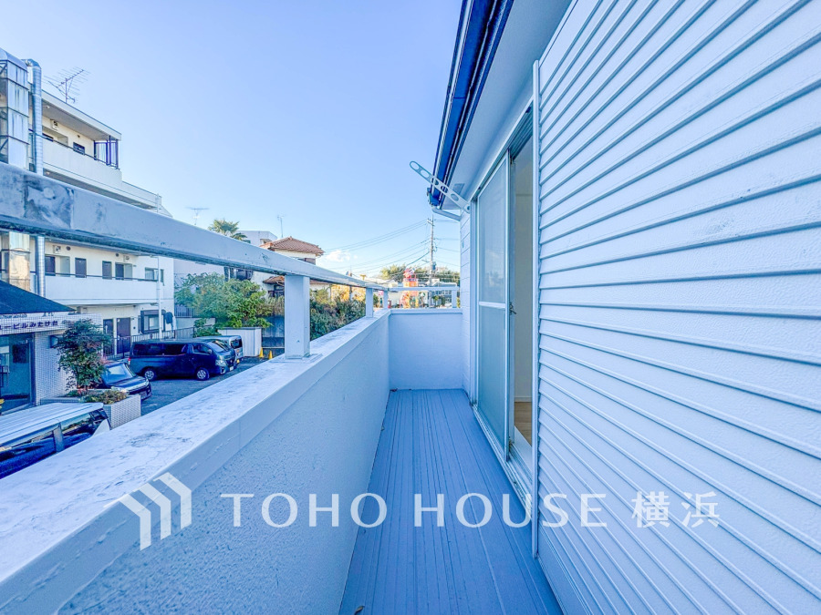 開放感いっぱいの眺望と共に光と風を享受するバルコニー。緑豊かな景観を眺めることができます。