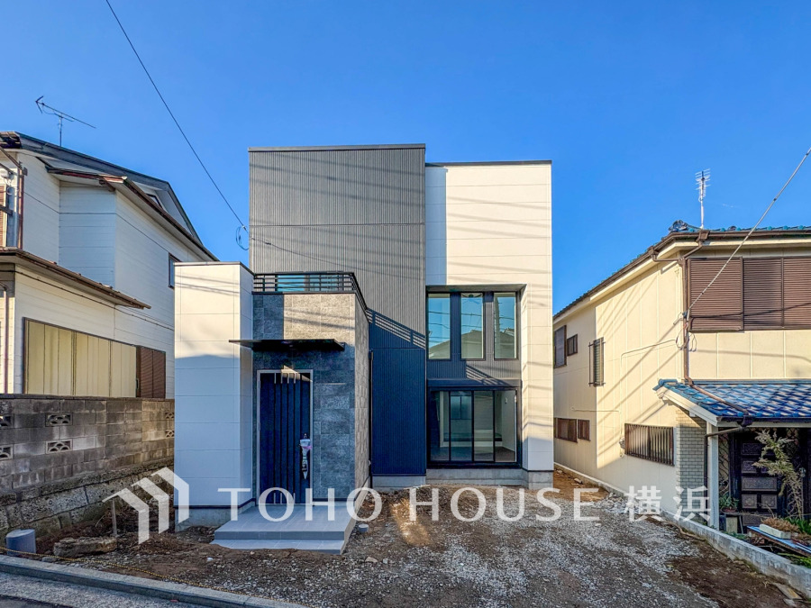 【2026年1月撮影】洗練されたスタイリッシュなデザインの新築住宅。ゆとりある敷地には2台分のカースペースを完備。