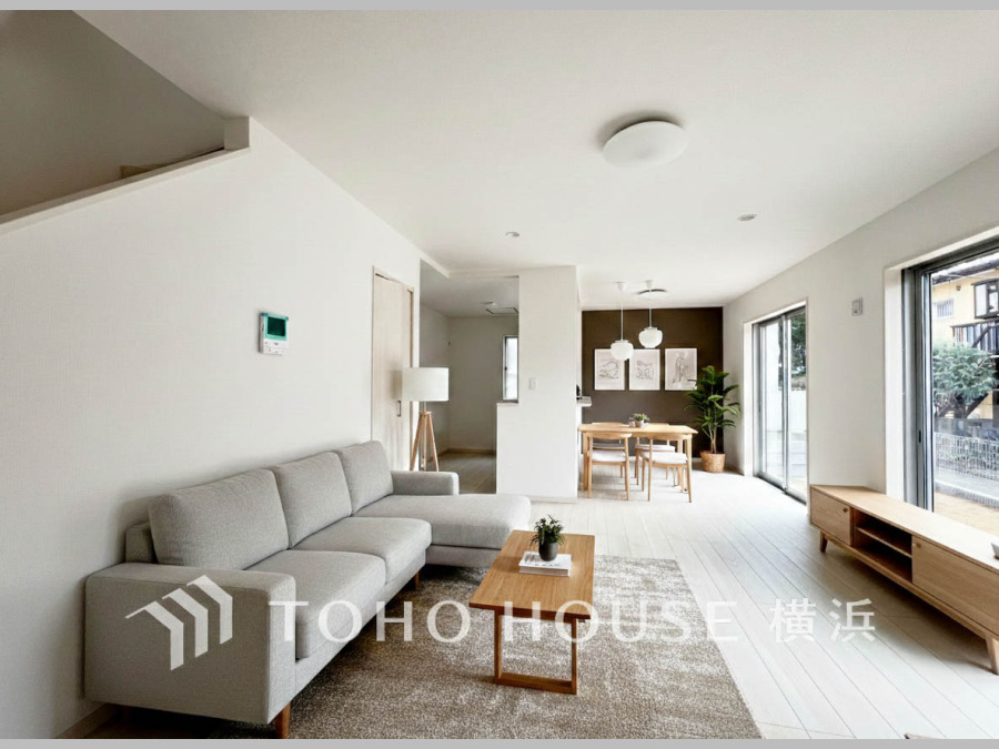 ご家族やお客様との時間など、多くの時を刻む空間。何気なく過ぎる時でさえも上質なひと時となる快適な空間を目指して。（家具・家電・装飾品はAI画像です）