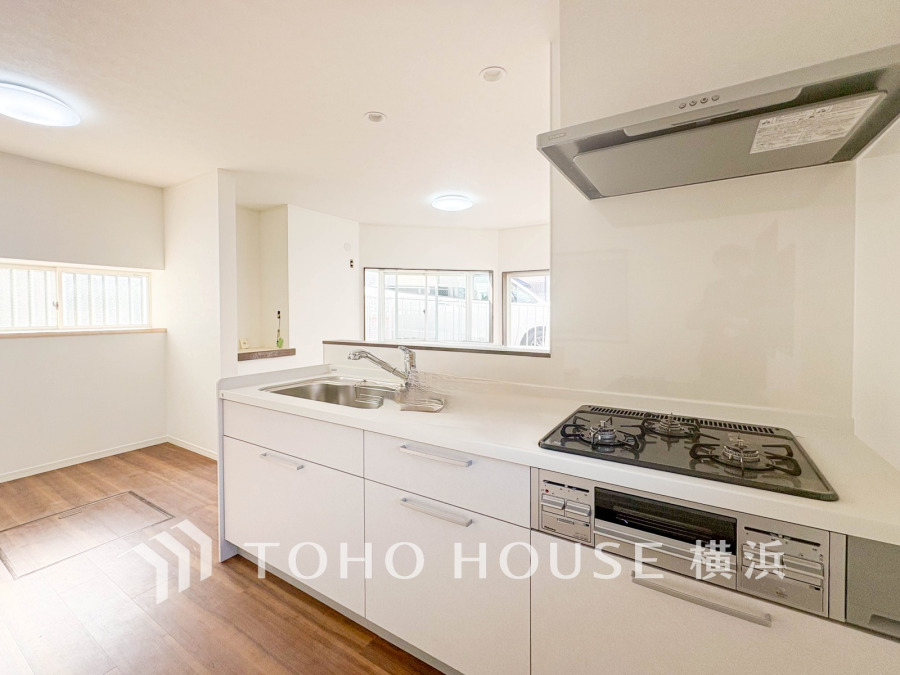 明るく開放的な対面キッチンは、家族との会話を楽しみながら料理ができる快適な空間です。