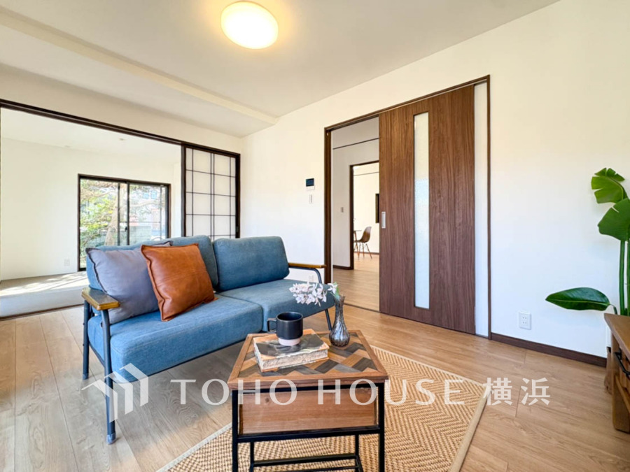 リビングは、家族と共有する生活圏。和室が隣接しており、明るく開放的な居住空間を提供します
